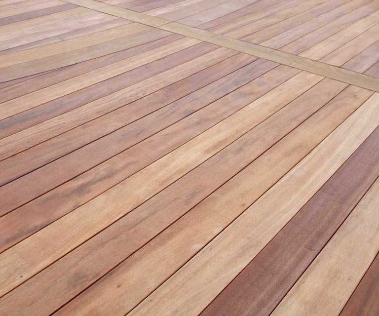 Une surface lisse en bois dur grâce aux systèmes de fixations DeckWise®