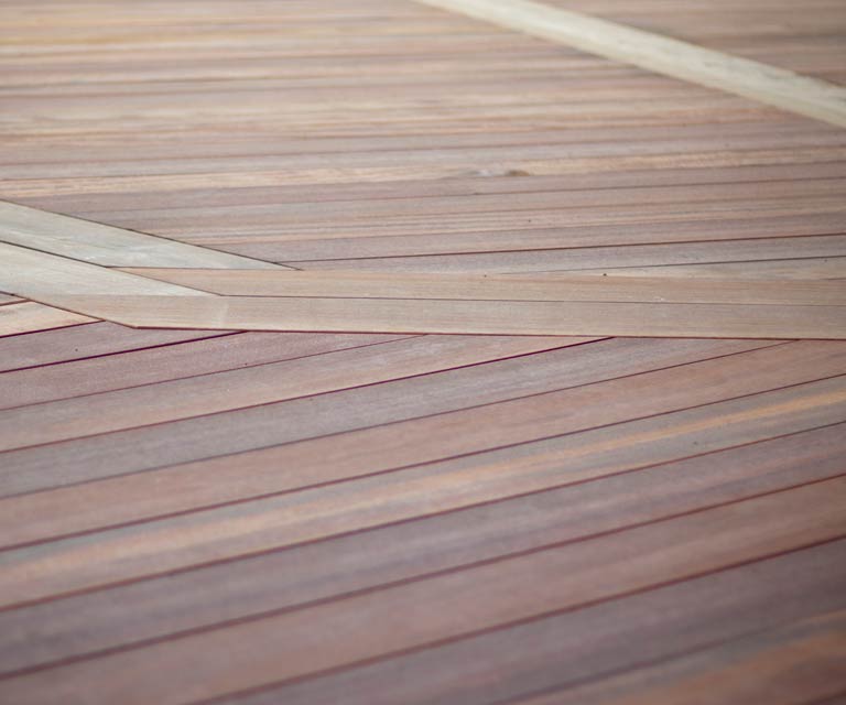 Une luxueuse terrasse en bois dur construite grâce aux systèmes de fixations Deckwise®