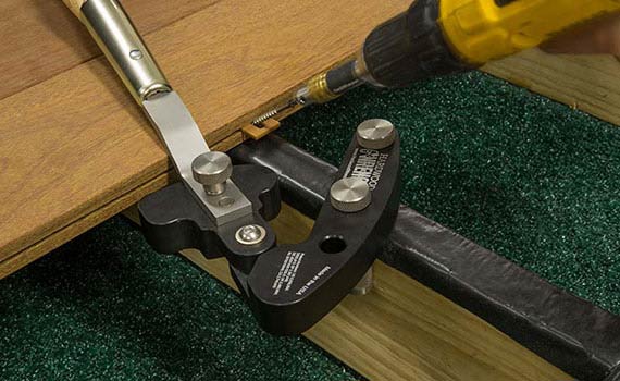 Installation du système de fixation avec Hardwood Wrench™